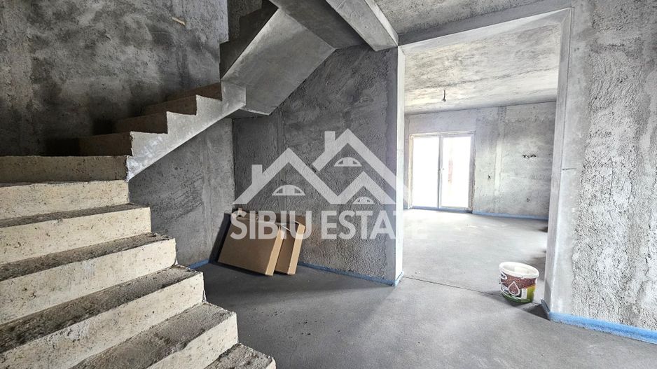 Casa 4 camere, 2 bai, curte si terasa Sibiu Calea Cisnadiei - Poză 4