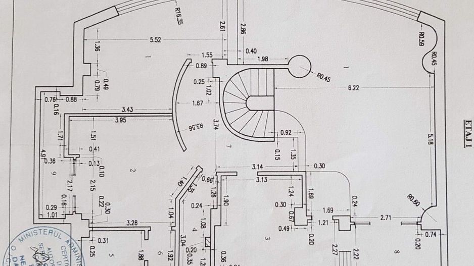 Imobil cu 8 camere, terasă de 60 mp, situat în centrul orașului - Poză 12