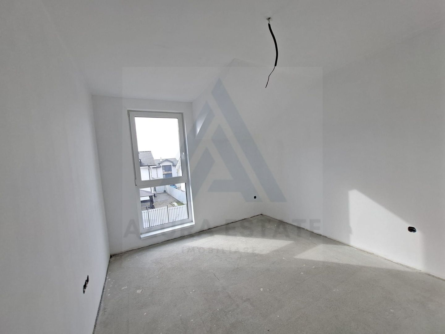 Casa moderna 4 camere 2 bai 3 locuri parcare si pivnita in Cisnadie - Poză 4