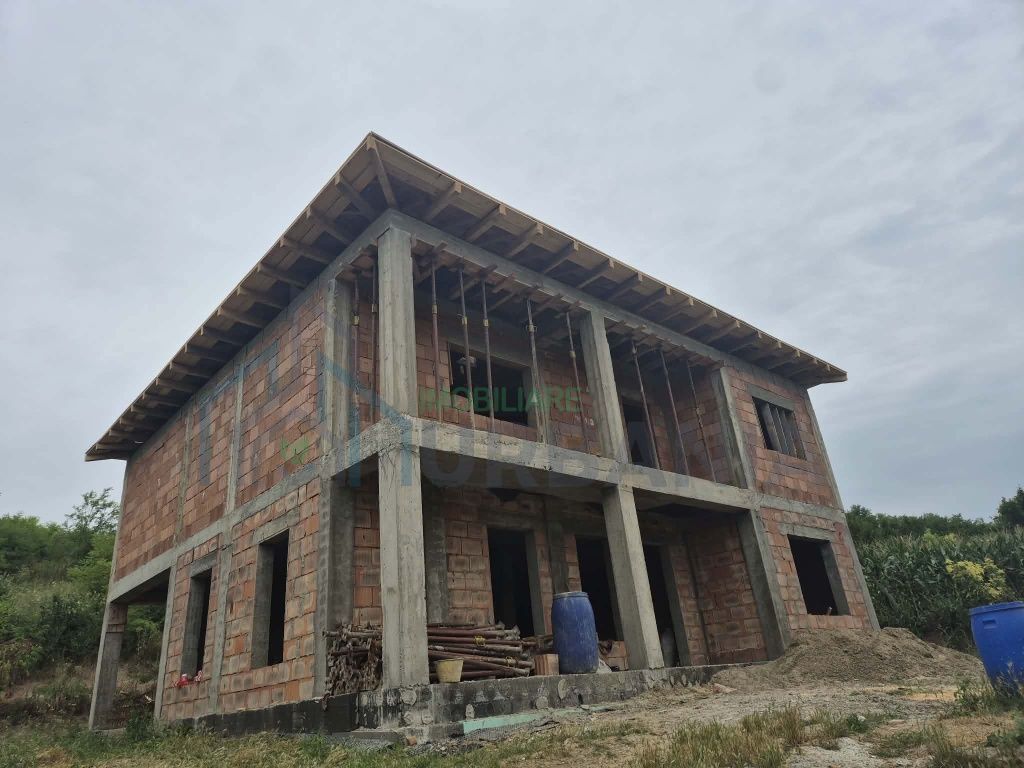 Casă de vânzare cu teren de 1200 mp în Horlești, zona Roșu - Poză 3
