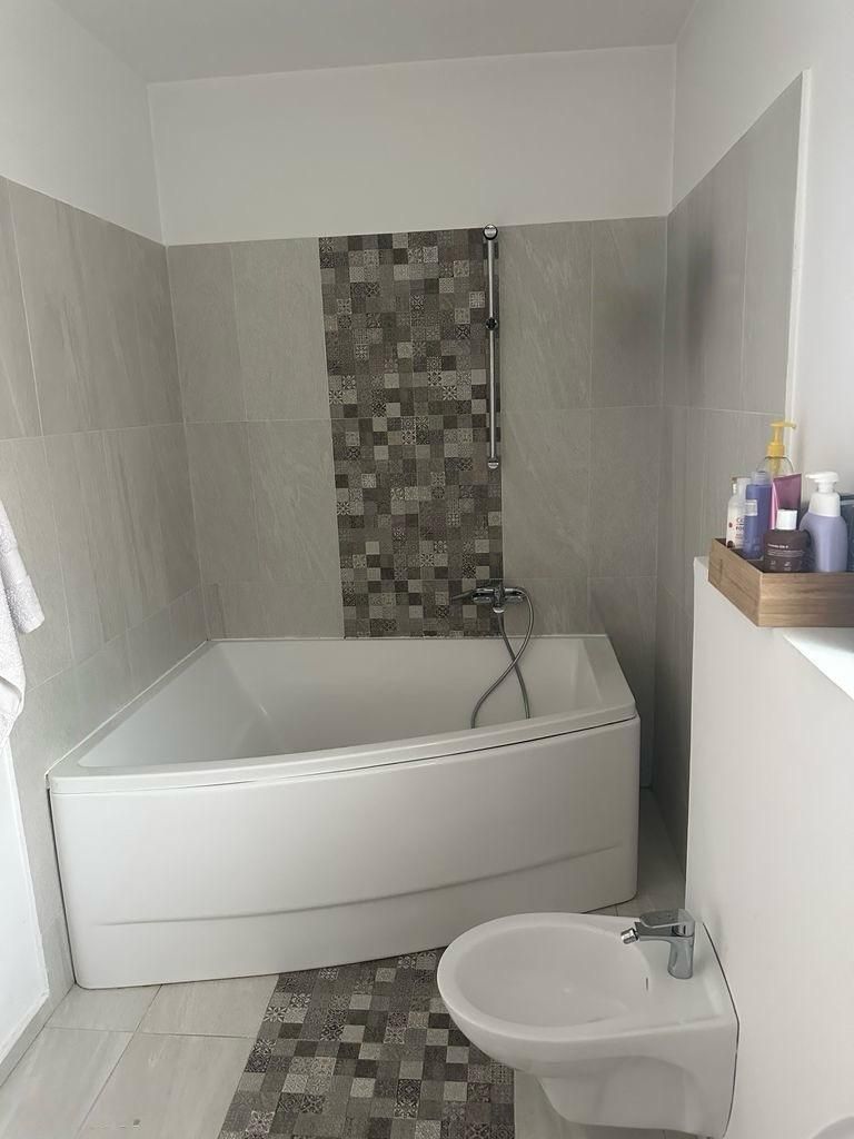 Casa cu 5 camere si garaj - la 100 ml distanta de lacul Grivita - Poză 10