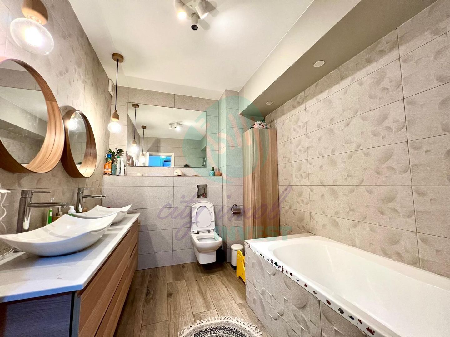 Proprietate UNICĂ– Apartament cu 4 Camere si Curte Proprie 210 mp - Poză 9