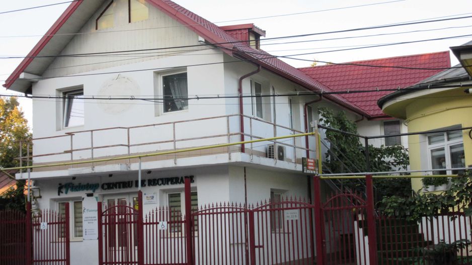 Casa situata in centru, in fata Lic. Economic nr. 1 - Poză 3