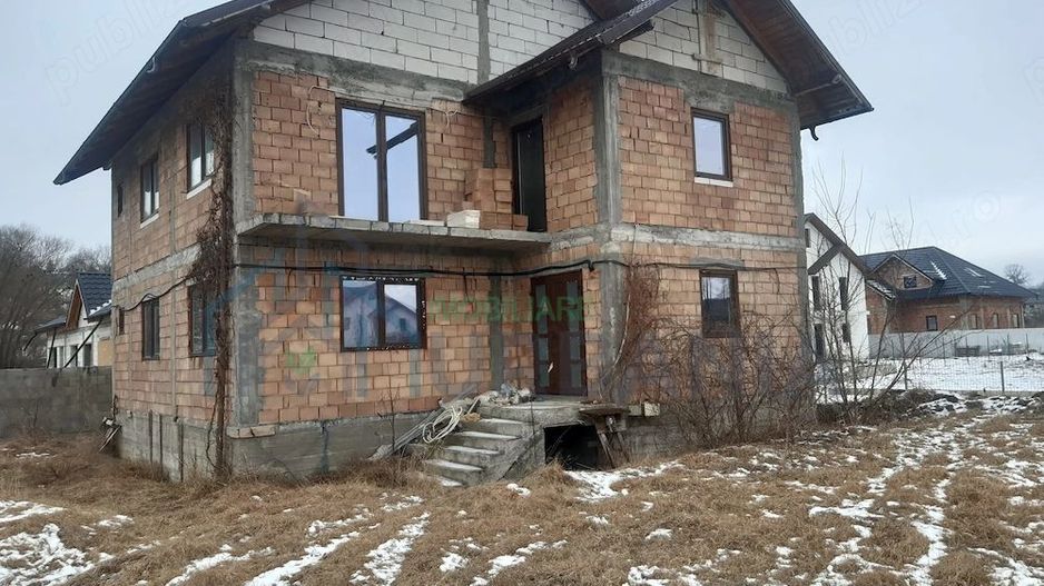 Casă spațioasă cu parter și etaj, 220 mp utili, în Pascani, judetul Iasi - Poză 1