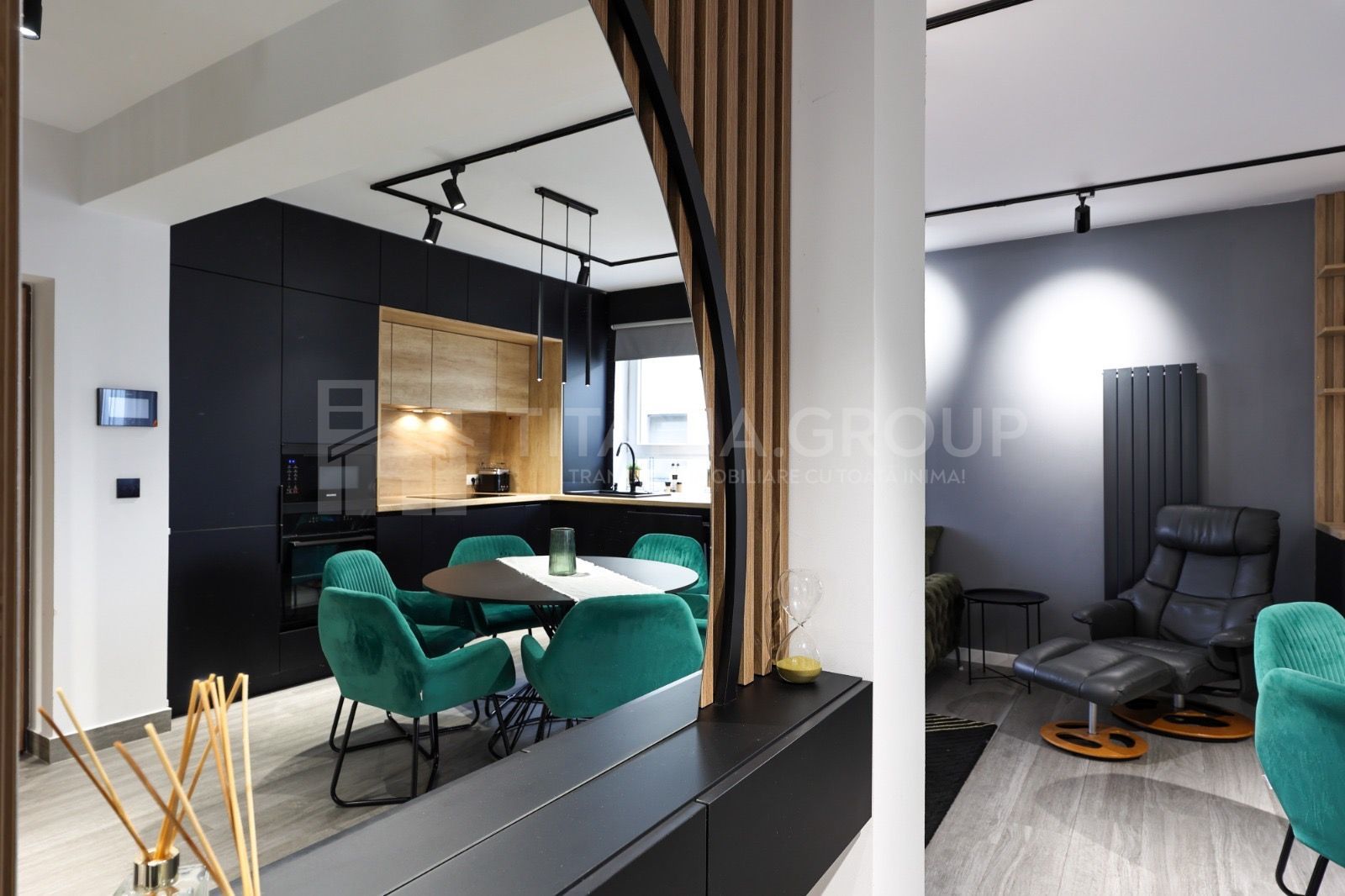 Apartament cu 3 camere, 2 bai, mobilat lux - zona Coresi - Poză 8