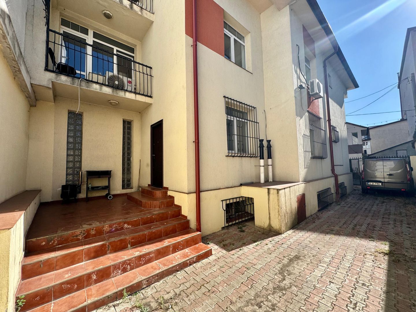 OPORTUNITATE - vila-curte individuala-garaj la Domenii-Popisteanu - Poză 1