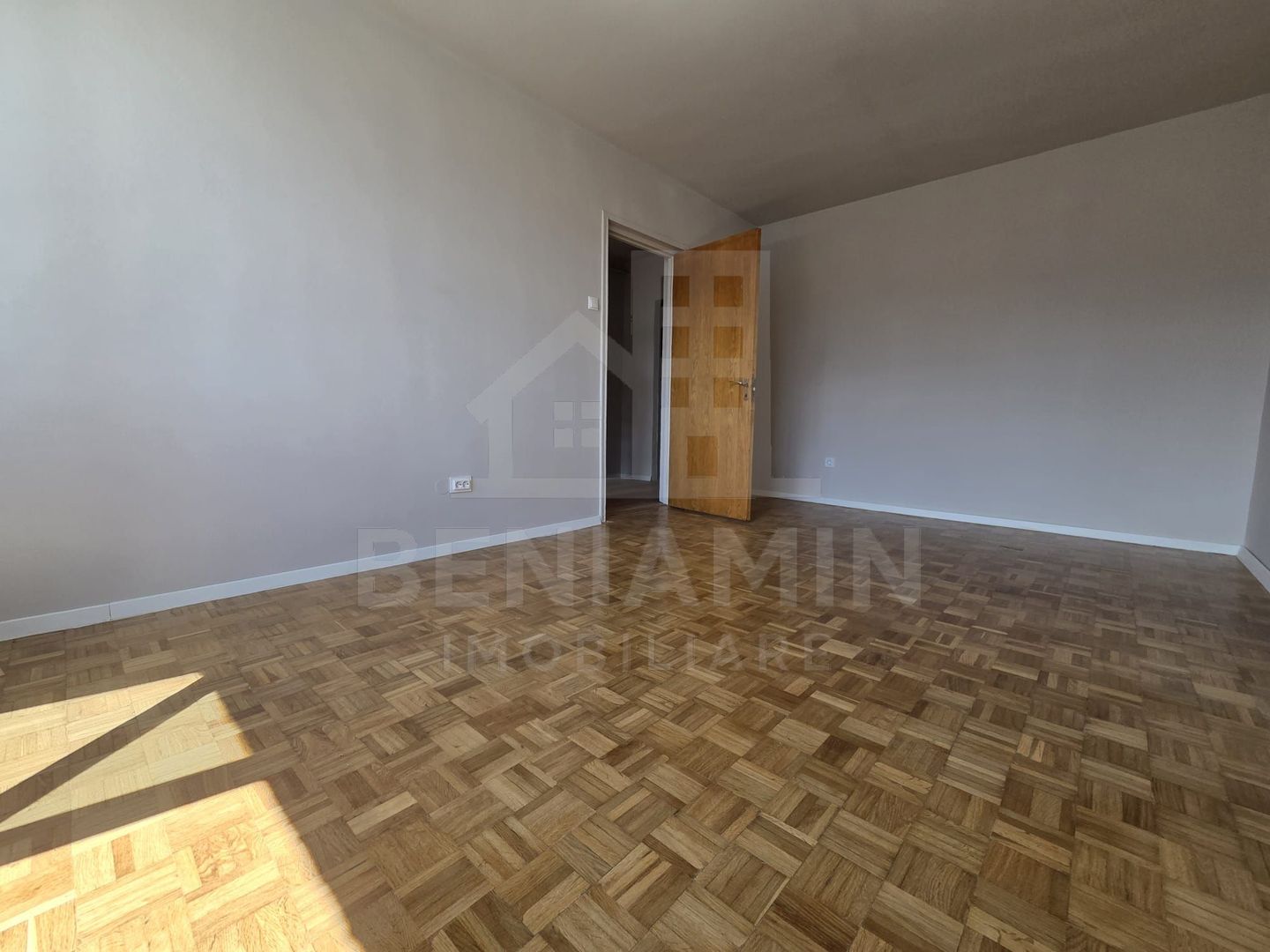 2 Camere-52mp-Balcon-Lift Nou-Anvelopat-Zona-Garii-Renovat - Poză 3