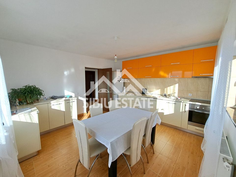 Casa Sibiu cu pivnita si garaj, curte mare - Poză 3