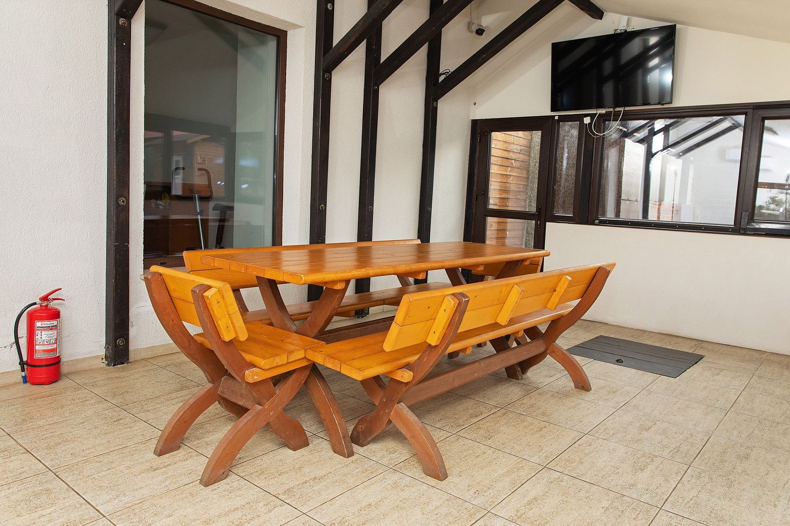 Vilă cu 5 dormitoare, 4 băi, 2 248mp teren, piscină. Preț: 229 000 Eur - Poză 13