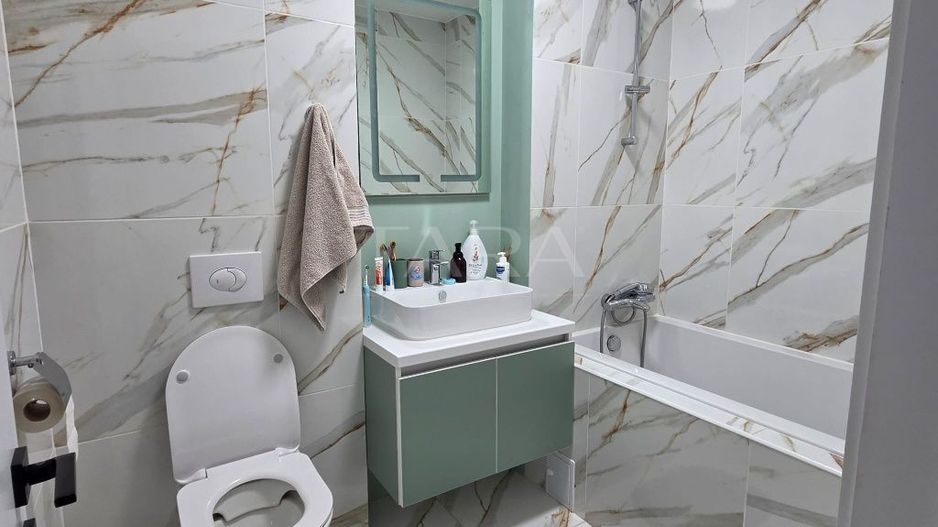 Apartament modern cu 3 camere, balcon generos și parcare subterană. - Poză 6