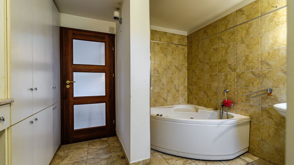 Imobil spațiu comercial și 11 apartamente - Poză 16