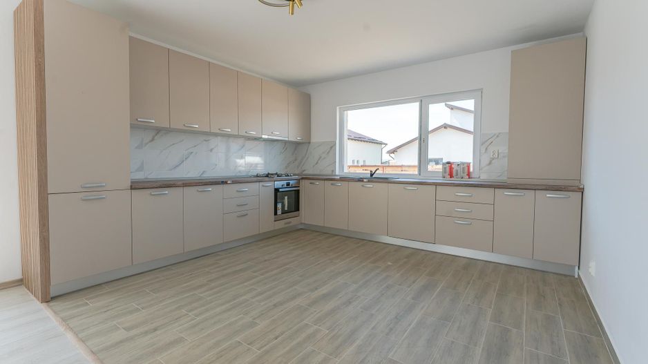 Casa de închiriat în Sânpetru - bucatarie mobilata si utilata - Poză 2