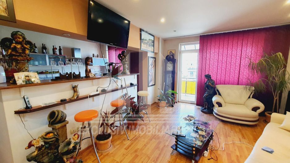 Apartament cu 3 camere de vanzare, etaj 1, Cetate - Poză 2