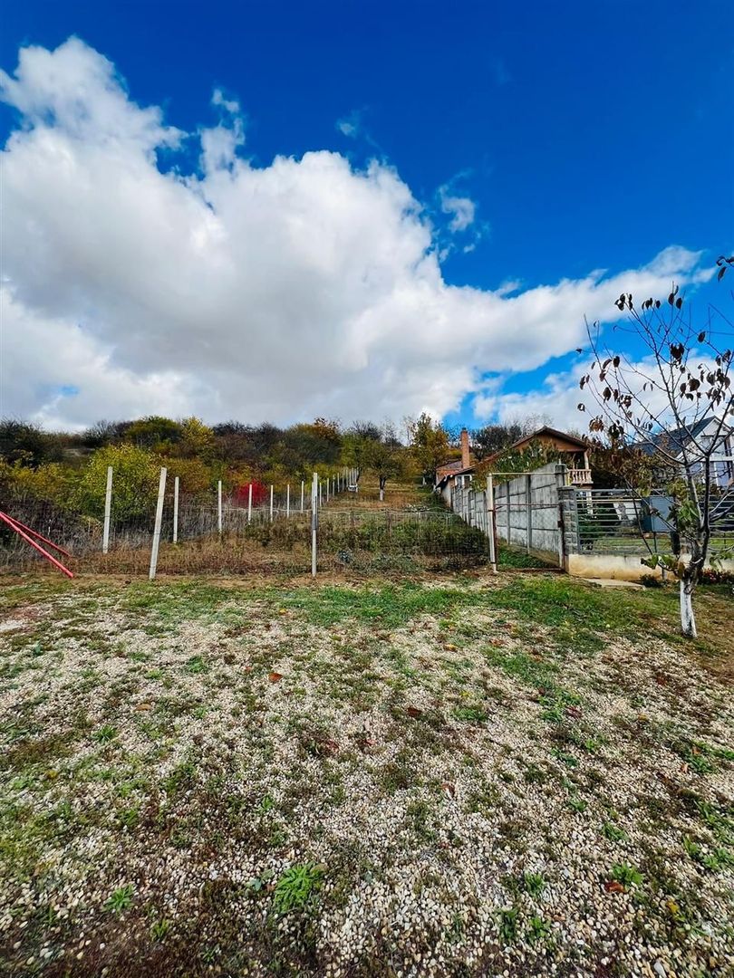 Teren intravilan in zona de dealuri cu toate utilitatile - Poză 1