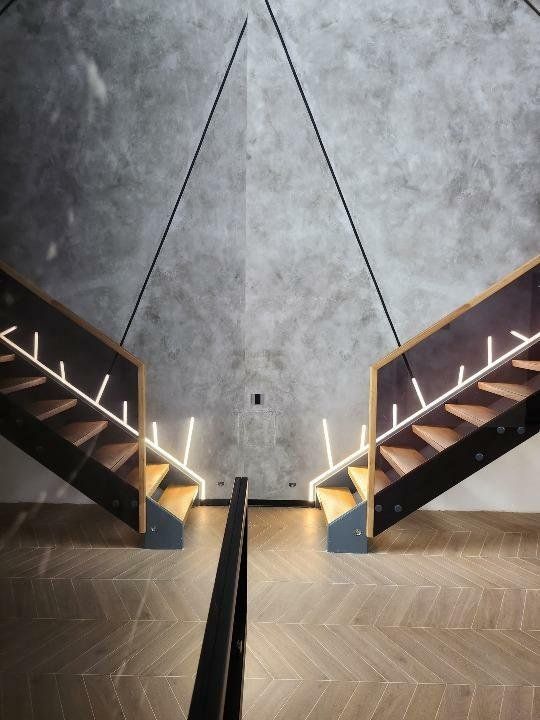 Apartament tip Loft cu finisaje industriale si gradina - Poză 2