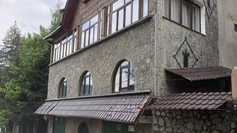 Vila Predeal 500 mp de renovat potential 6 apartamente 3 garaje - Poză 1