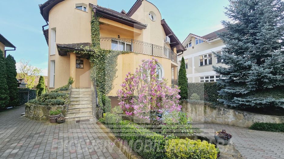 Casa individuala | Pensiune | 550 mp | 1100 mp teren | Cetate - Poză 1