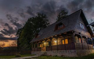 Pensiune agroturistică: 3 case tradiționale + teren în Desești - Poză 2