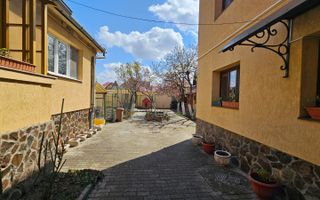 Proprietate unică cu 2 case și garaj, teren 720 mp – zona Terezian - Poză 2