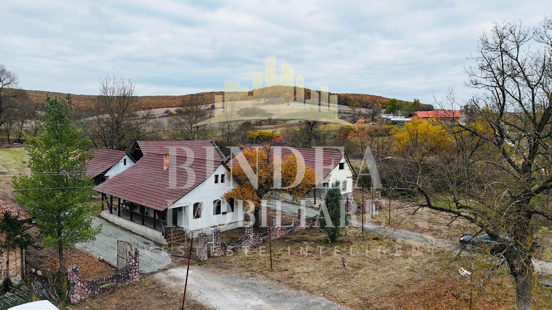 Oportunitate investitie: două reședințe de vacanță/ cabane 3940mp teren - Poză 9