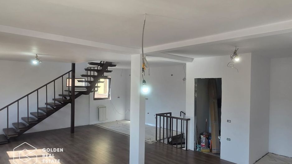 Vila cu 5 camere, 4 bai, Otopeni-centru, COMISION 0, renovata complet - Poză 2