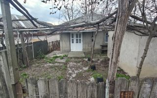 Teren intravilan cu casă locuibilă, Lespezi (Iași) - Poziție centrală - Poză 1