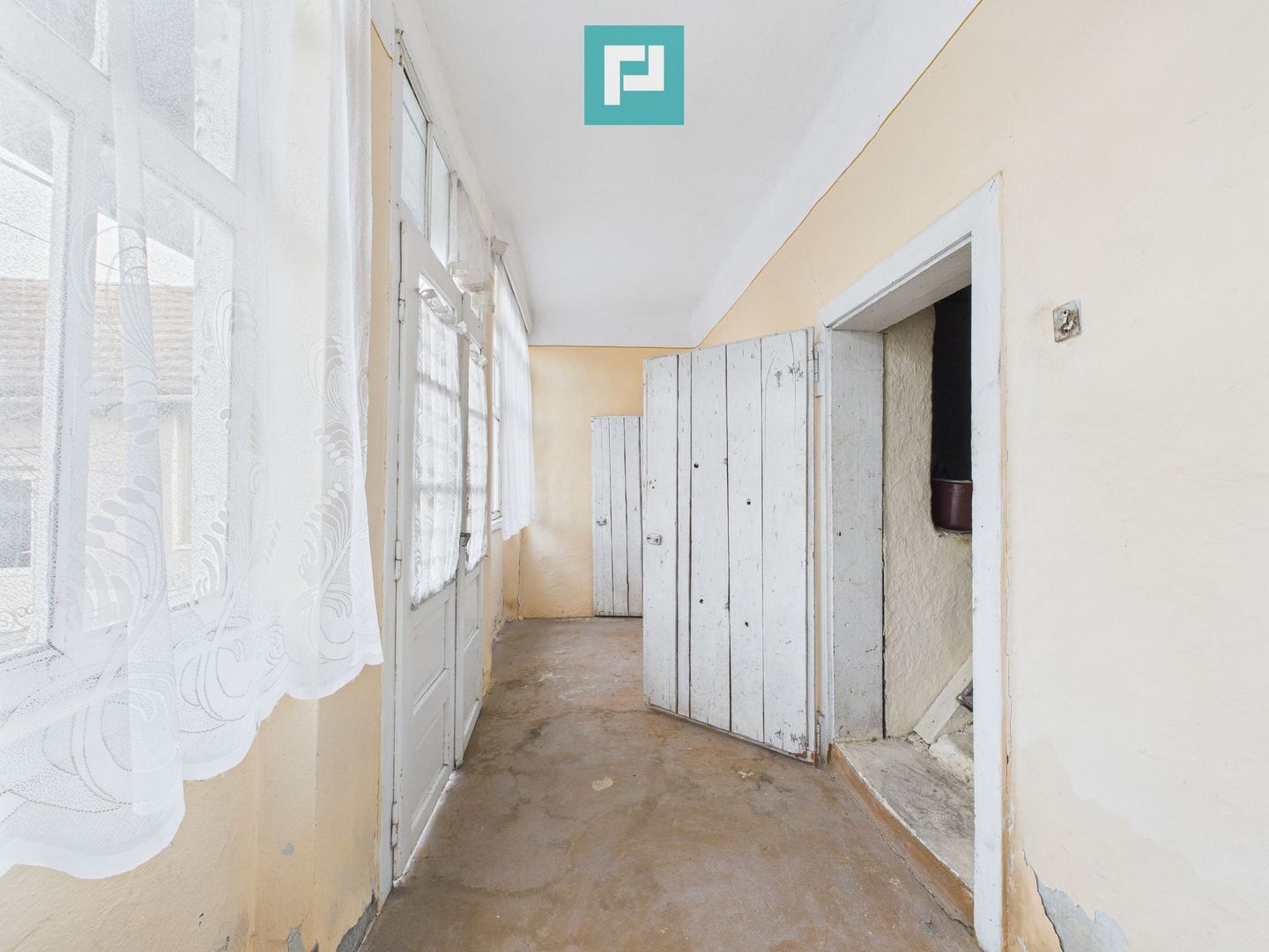 Proprietate cu 3 case din văiugă și teren în Nadab - Poză 9