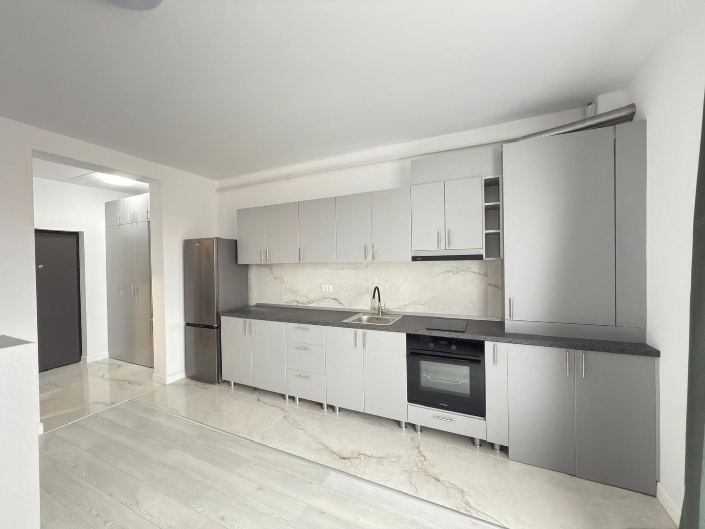 Apartament tip studio. Loc de depozitare in pod. Asfalt. - Poză 2