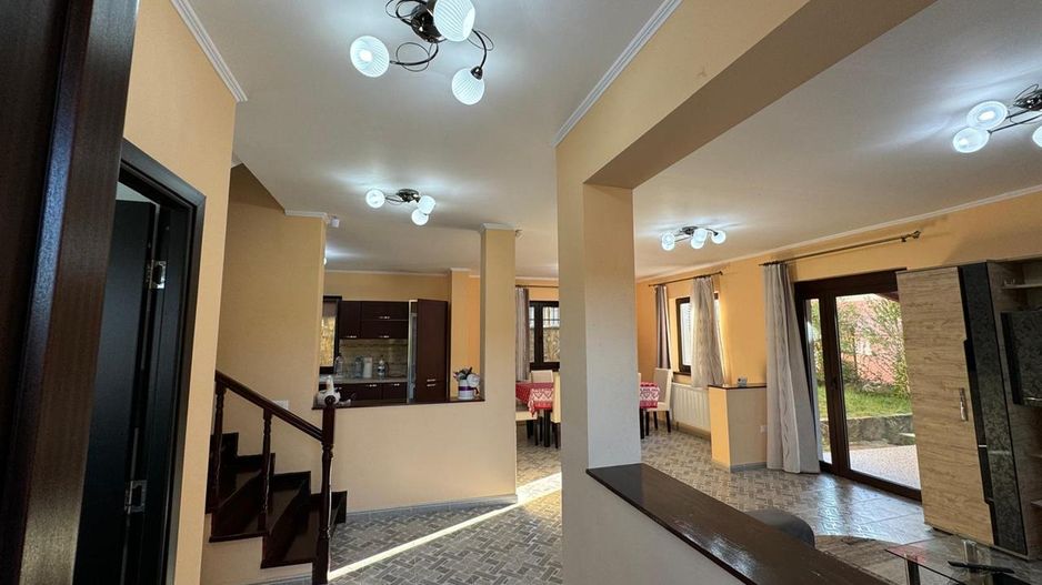 Rezidenta distincta, design arhitectural rafinat, priveliste minunata in Corunca - Poză 11