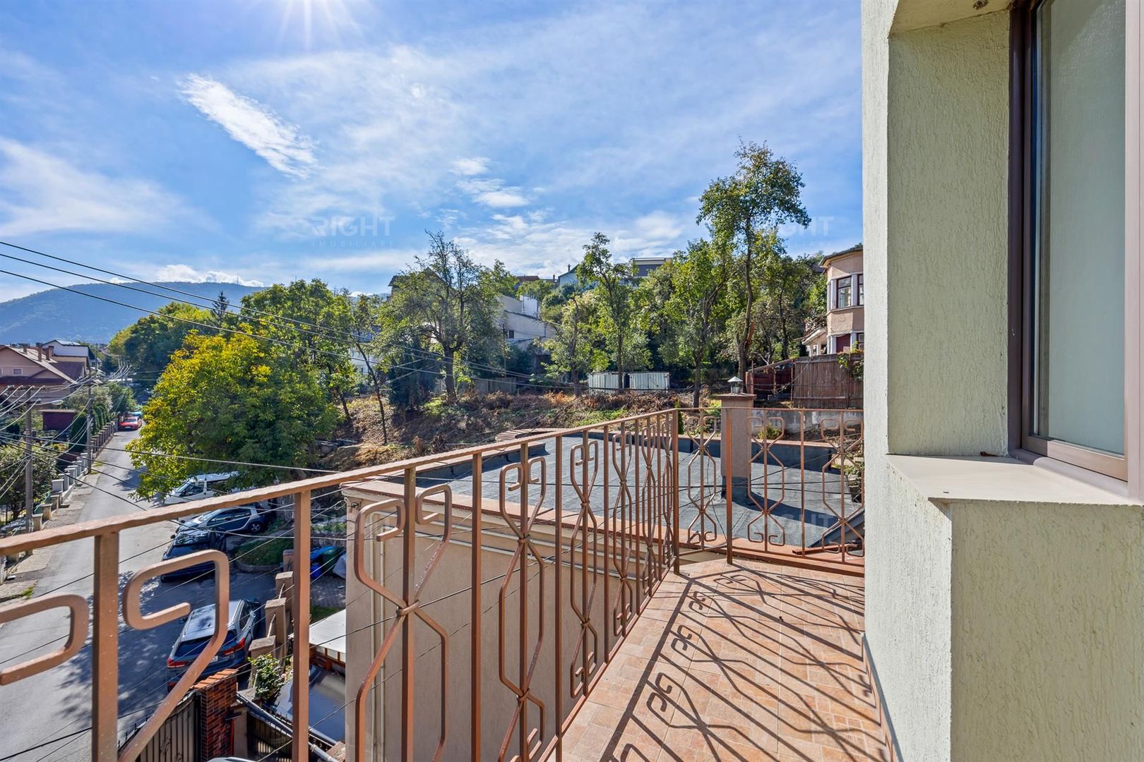 Casa pe 3 niveluri | Terasa cu priveliste | 3 parcari | Pozitie centrala - Poză 35
