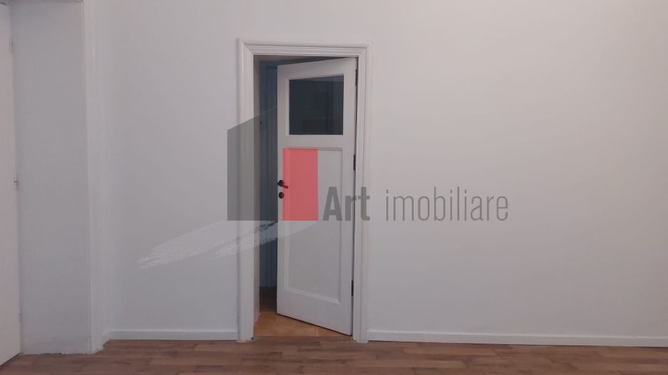 Spatiul "BAIXA" , parter de vila, renovat recent, liber - Poză 6
