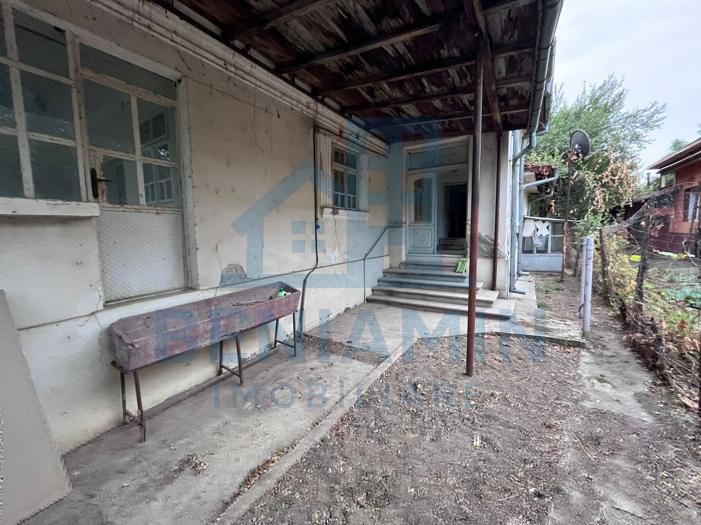 Casă cu personalitate și teren generos in Livezi, comuna Podari - Poză 2