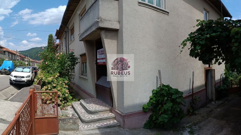 Casă solidă în Orșova, S+P+E, 220 mp, teren 284 mp - Poză 1