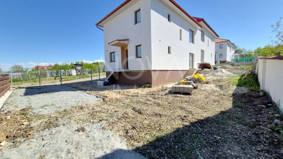 Casa tip duplex, la alb - Sura Mica - COMISION 0 - Poză 3