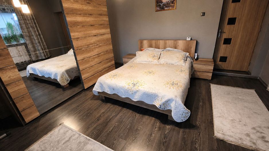 Proprietate cu două locuințe, garaj încălzit, foișor, 600 mp in Ernei - Poză 2