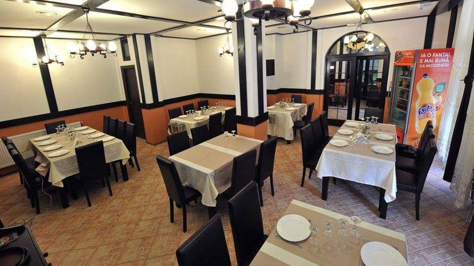 Pensiune de Vânzare în Brădetu – Acces la Apă Sulfuroasă, Vedere rau si munte - Poză 12