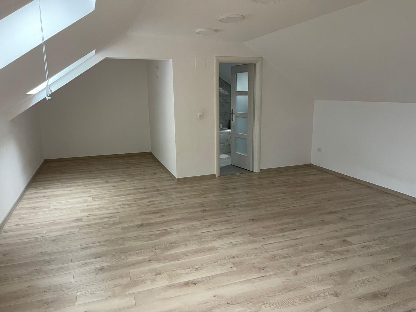 Chirie casă 3 camere ,terasa, curte acces auto – par Bratianu-1000 e/l - Poză 4