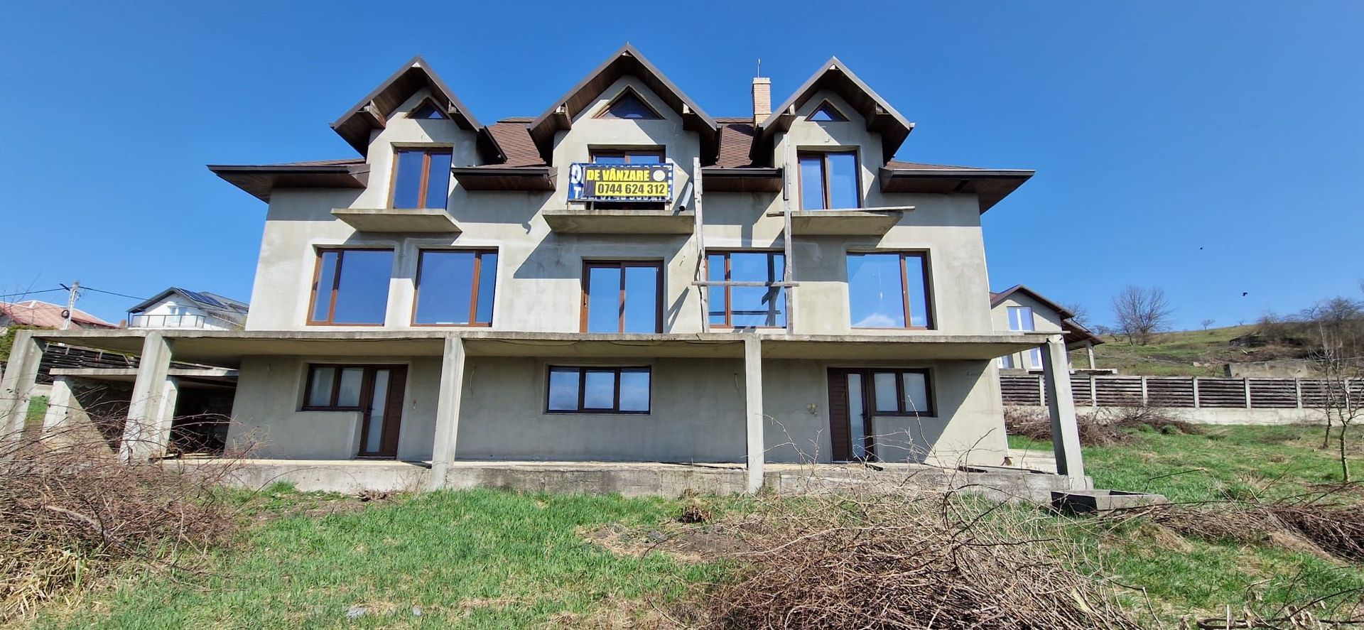 Vand vila la rosu cu teren 2700mp - Poză 1