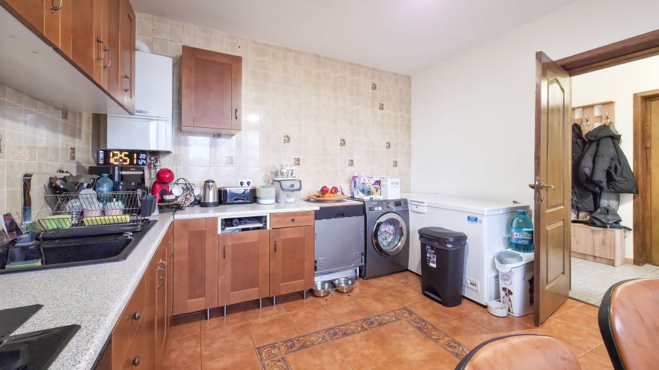 Casă spațioasă de vânzare – Strada Republicii nr. 105, Dragomirești - Poză 15