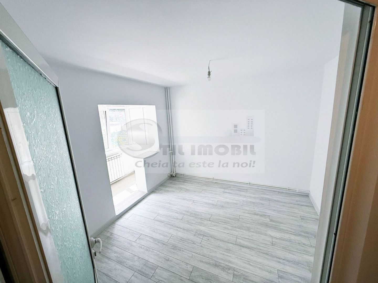 Liber, apartament 3 camere Nicolina 1, renovat modern, baie cu geam - Poză 3