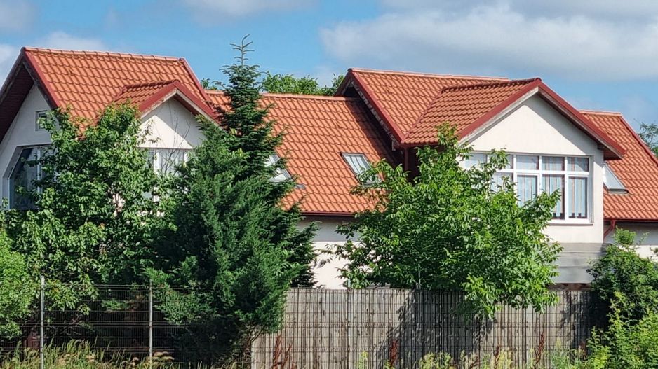 Casă de 200 mp cu teren generos de 1.600 mp - Poză 1