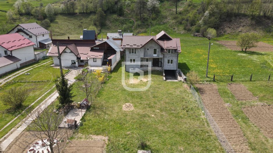 Casă 320 mp utili + 1143 mp teren, la roșu, Gura Humorului - Poză 1