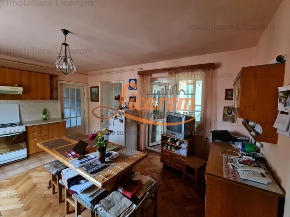 Proprietate individuala-3 apartamente,spatiu comercial,garaje,gradina,curte - Poză 3