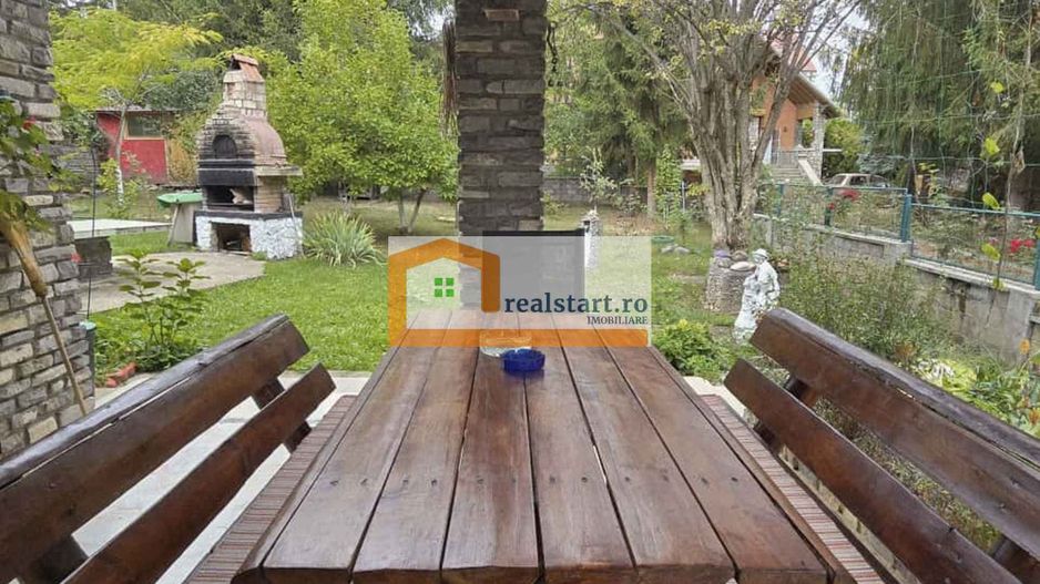 Vedere padure, panouri solare si fotovoltaice, pompa de caldura,  semineu - Poză 11