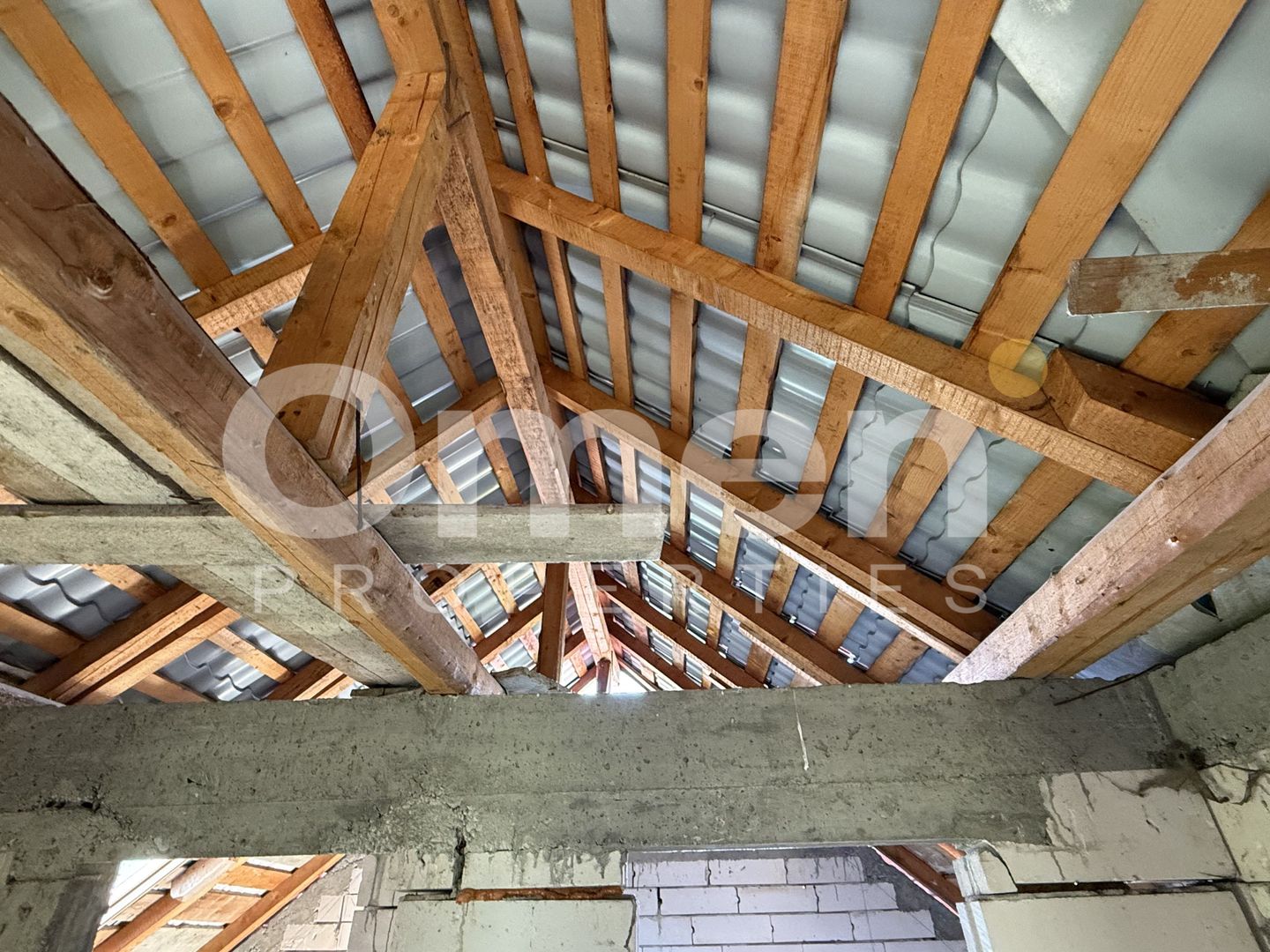 Casă cu potențial imens P+M, teren 7,91 ari, zonă liniștită, Ocna Șugatag. - Poză 9