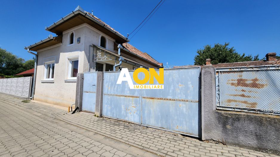 Casă cu 4 camere de vânzare în zona Barabant - Poză 1