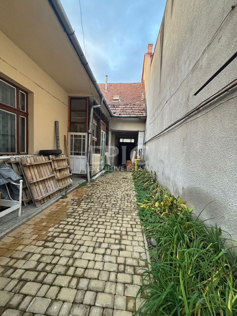 Casa de vanzare in centru orasului - Poză 5