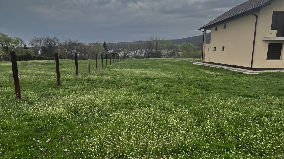 Teren intravilan de vânzare la ieșire din Petresti - Poză 1