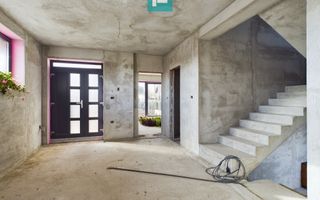 Vilă modernă pe 3 niveluri la gri în Poltura - Poză 10