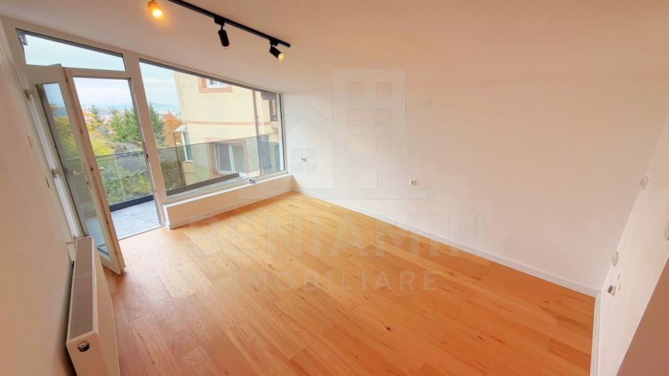 Casa renovata complet in Schei - Brasov cu Terasa Panoramica - Poză 2